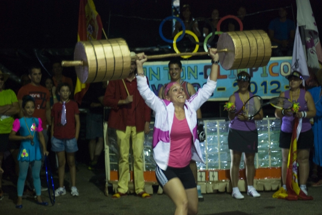 Los vecinos de Cervatos de la Cueza rinden un homenaje a los Juegos Olímpicos a la par que dan a conocer el frontón.  / CERVATOS DE LA CUEZA