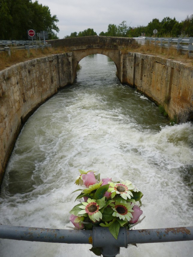 Unos ramos recuerdan a las víctimas del accidente de hace un año en la decimotercera esclusa del canal, hoy mucho más protegida.