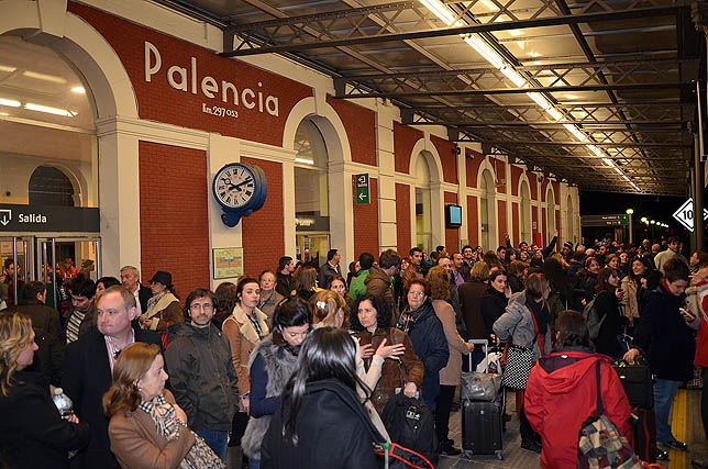 Unas 1.000 personas se agolparon en la Estación de Trenes de Palencia a la espera de soluciones.