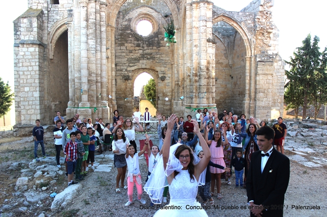 PALENZUELA. Una boda con el ramo de la novia confeccionados con cebollas de la zona.  / PALENZUELA