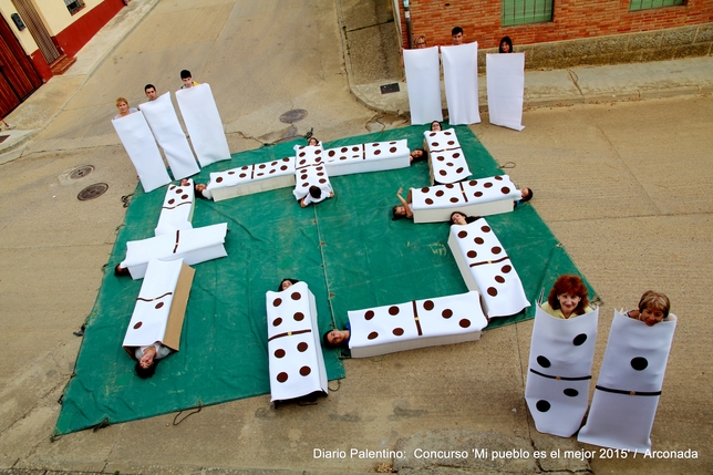 ARCONADA: Arconada mueve ficha: En nuestro pueblo se pueden hacer muchas cosas divertidas... incluso jugar una partida de dominó en plena calle con fichas HUMANAS  / ARCONADA
