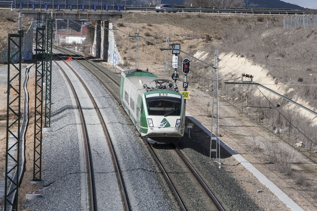El primer tren en circular entre Palencia y León por la Línea de Alta Velocidad se introduce en la LAV en el cambiador de anchos de Villamuriel.