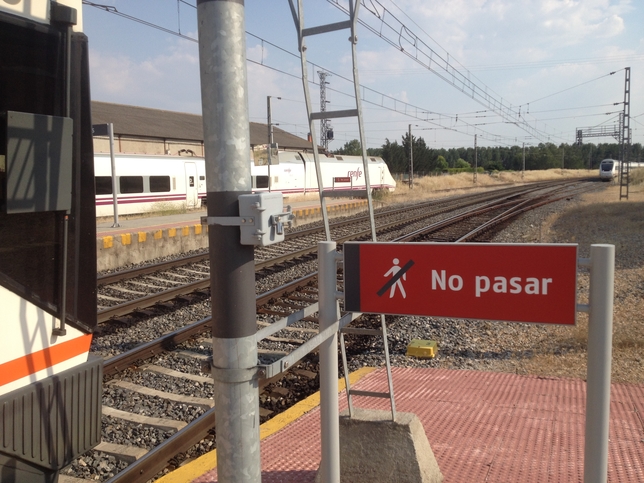 Tres trenes en la Estación de Dueñas: el Alvia Alicante Santander, el regional Valladolid Santander y al fondo a la derecha el Alvia Madrid Irún/Bilbao