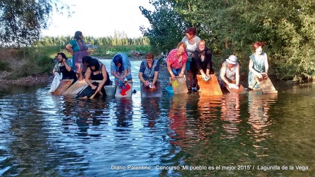 LAGUNILLA DE LA VEGA: Las mujeres de Lagunilla de la Vega recordando a sus madres cuando iban a lavar la ropa al río con la taja.  / LAGUNILLA DE LA VEGA