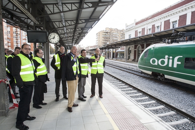 El presidente de Adif, Gonzalo Ferre, visita las obras acometidas en la estación de Palencia.