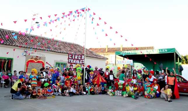 PERALES: Había una vez!!!  Amigos y vecinos de Perales se reúnen un año más para disfrutar de las Fiestas de San Roque. Y vaya circo se ha montado.  / PERALES