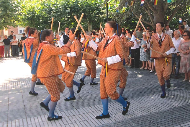 VILLAMEDIANA: Paloteo de los danzantes en la plaza, ante la presencia de autoridades, vecinos y visitantes. Los danzantes de Villamediana representaron a Palencia
  / VILLAMEDIANA
