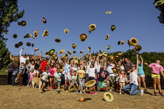 PORQUERA DE SANTULLÁN: Los vecinos de Porquera unen sus ilusiones en estas fiestas, y lanzan los sombreros al aire esperando que continúe la alegría y unión entre todos