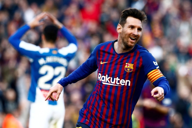 El Barça tira de Messi en un derbi espeso