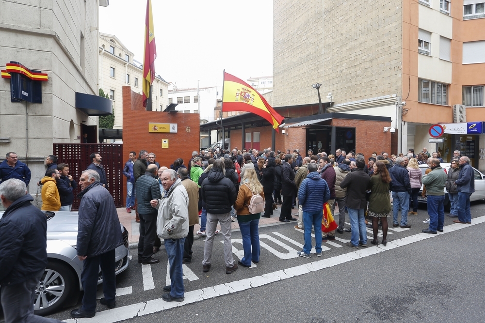 Concentración frente a la Comisaría Provincial de la Policía Nacional de León en apoyo a todos los policías destinados en Cataluña.