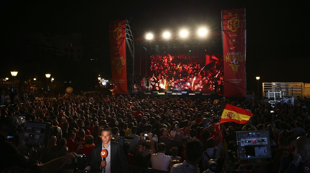 La afición celebra con la selección española de baloncesto el Mundial en la plaza de Colón  / RODRIGO JIMÉNEZ