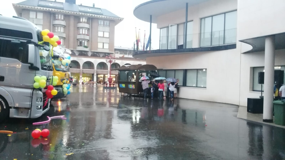 La lluvia empañó pero no impidió la celebración en Guardo  / EUGENIO BRAVO