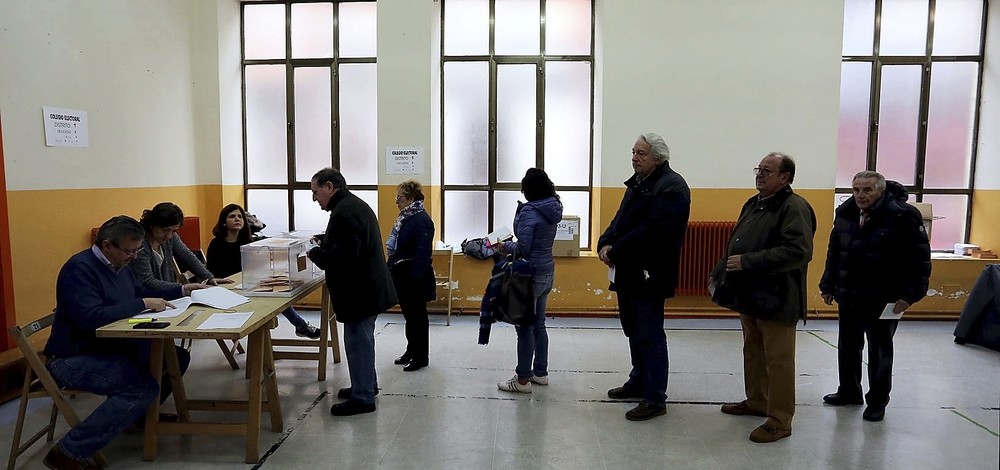 Imagen de una cola de personas a la espera de poder votar durante la jornada electoral celebrada este domingo. 