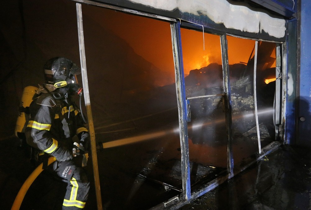 Un incendio destruye una nave de residuos de Grupo Siro