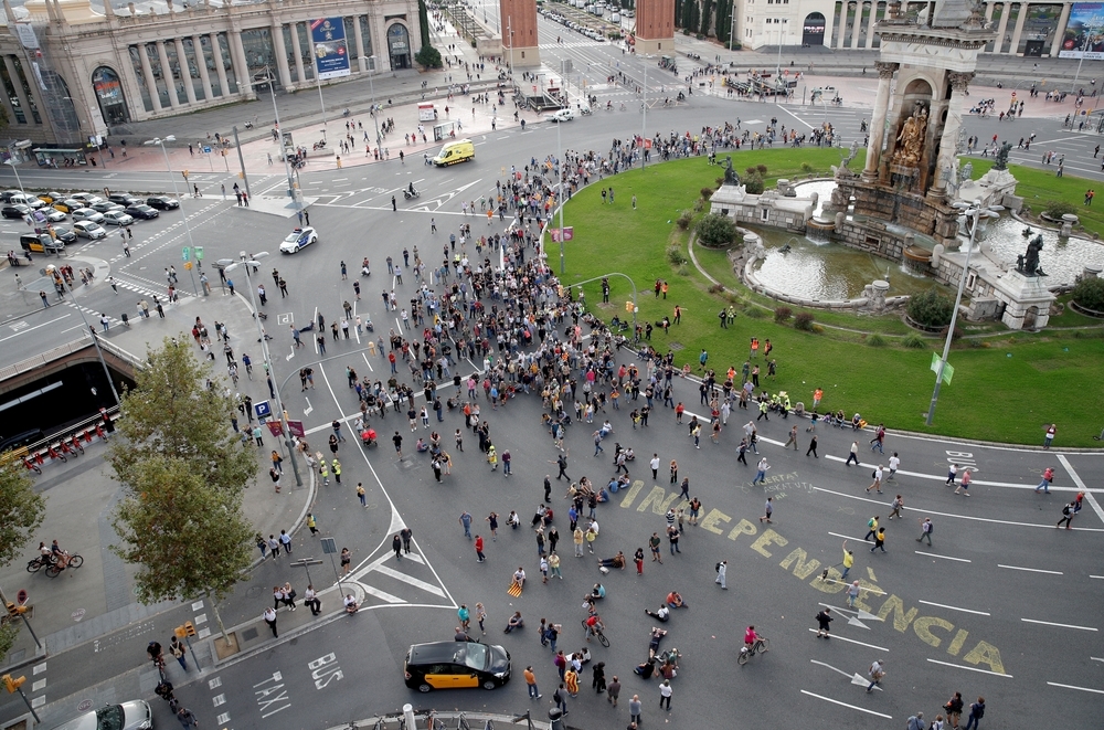 Los independentistas ocupan la plaza España de Barcelona 