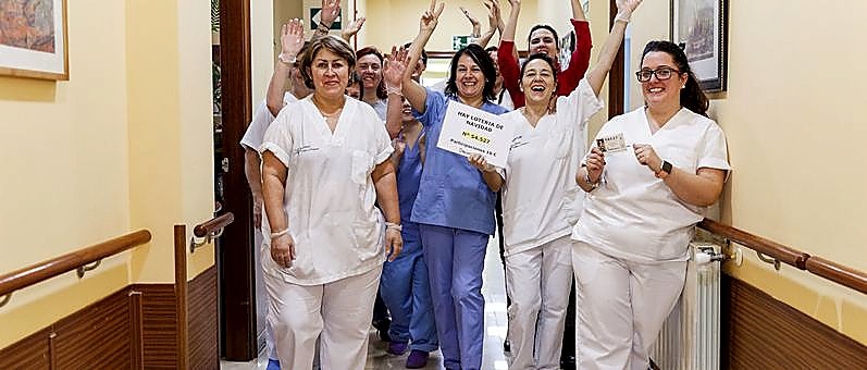 Un grupo de trabajadoras de la residencia de ancianos de Segovia agraciados con un quinto premio