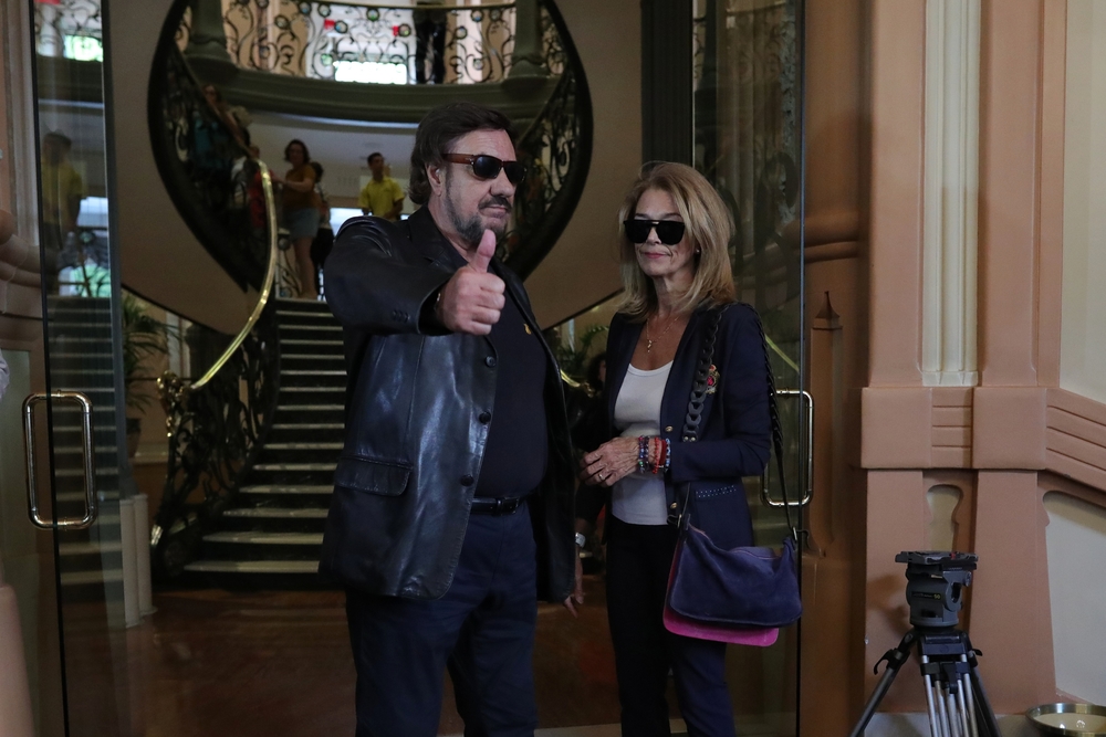 El cantante. Emilio José y su pareja, en la visita a la capilla ardiente de Camilo Sesto, instalada en la sede de la SGAE, un dÁ­a después de su fallecimiento, el 8 de septiembre de 2019.


  / JESÚS HELLÁ­N