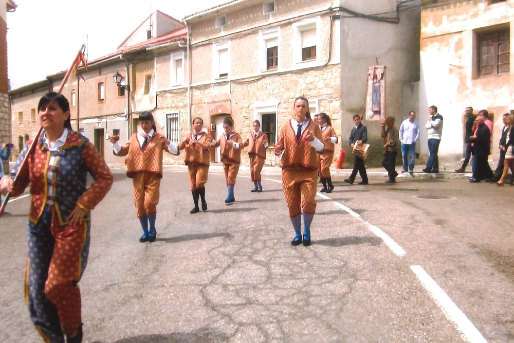 Los danzantes de Villamediana recorren las calles del pueblo el día de la fiesta patronal. Al menos así era antes del Covid-19, que es cuando se tomó la fotografía.  / VILLAMEDIANA