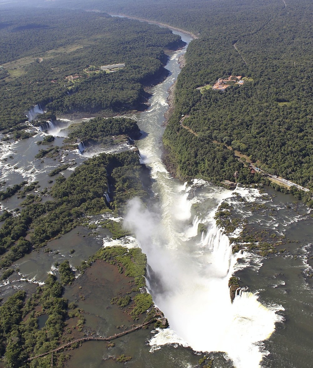 Espectacular panorámica de la Garganta del Diablo desde el helicóptero, donde se aprecian las pasarelas y el sinuoso recorrido del río Iguazú por la selva