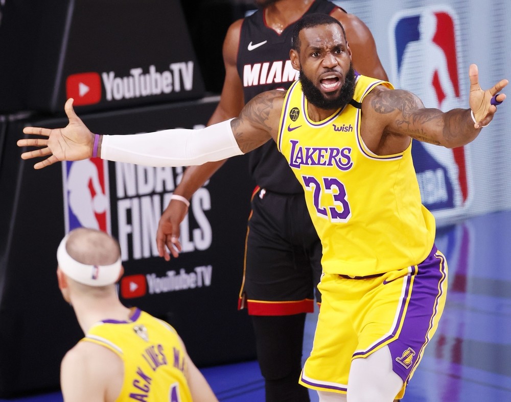 LeBron y Davis ponen a Lakers a un triunfo del anillo
