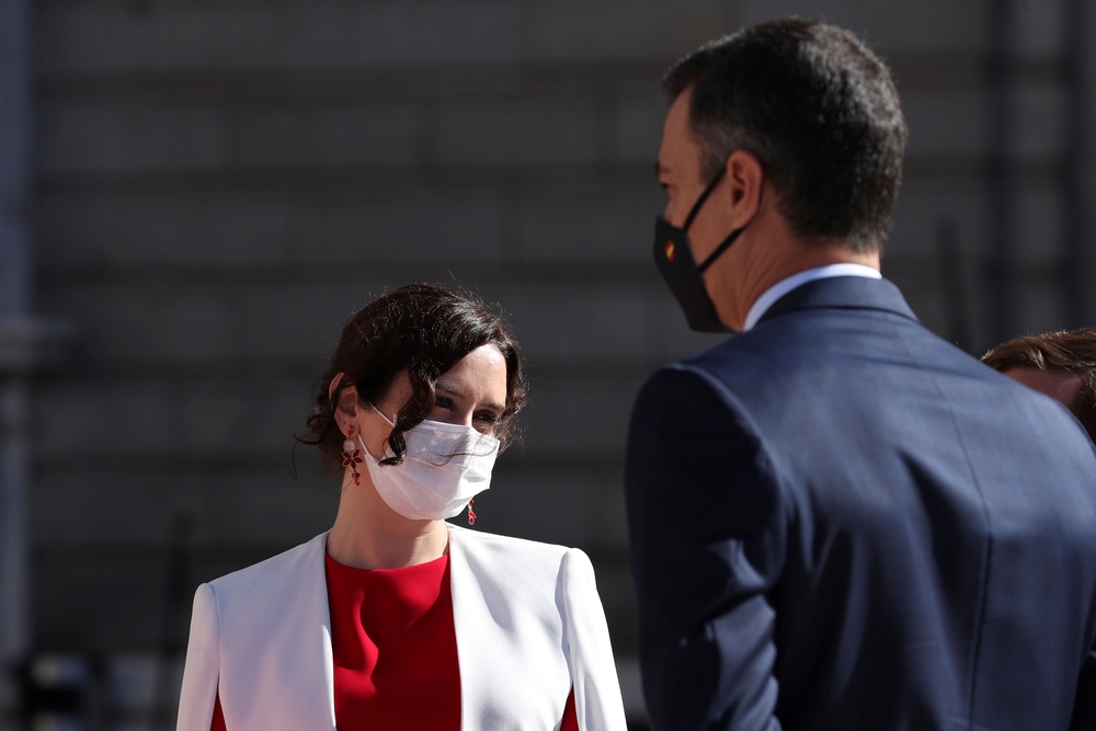 El presidente del Gobierno, Pedro Sánchez, conversa con la presidenta de la Comunidad de Madrid, Isabel Díaz Ayuso  / KIKO HUESCA