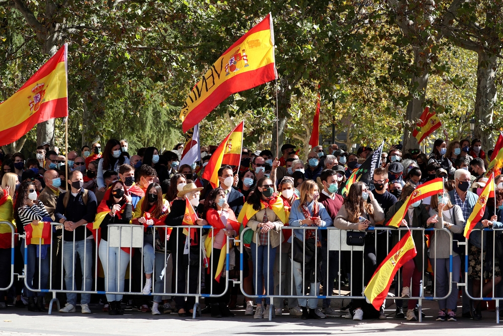 Banderas de España ondean entre los asistentes al acto