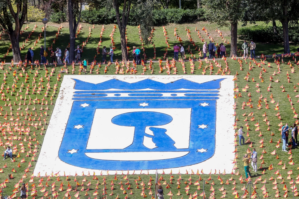 Colocan 53.000 banderas de España para homenajear a los fallecidos de Covid-19  / RICARDO RUBIO