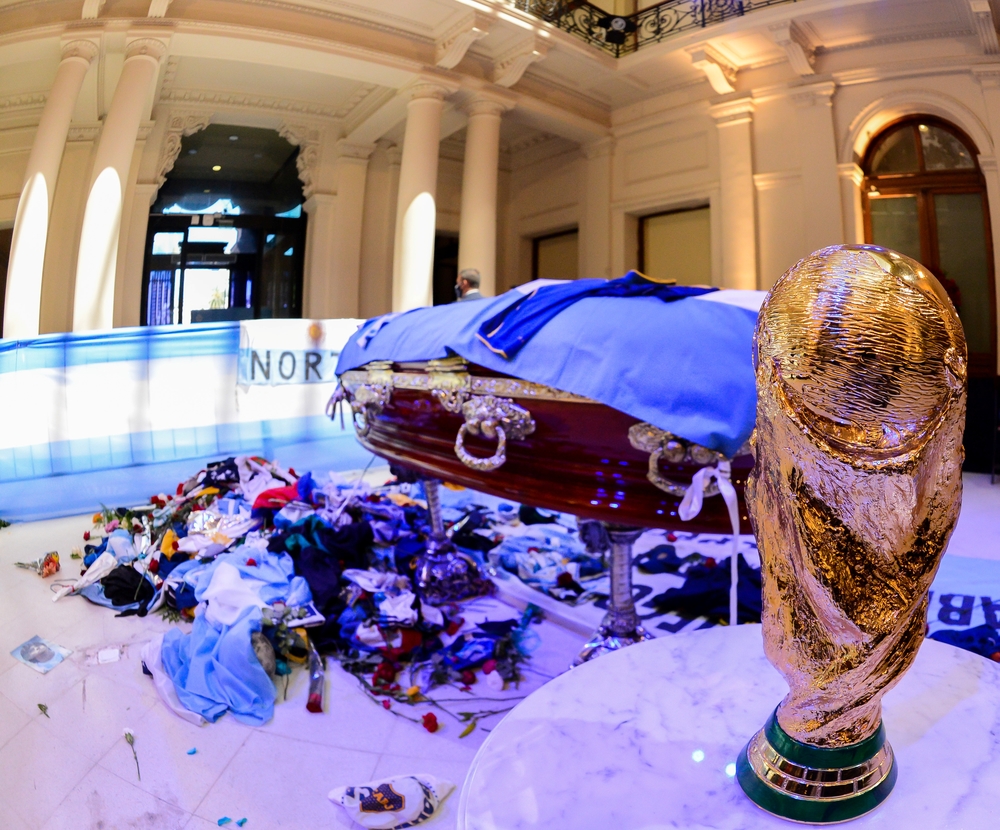 A replica of the World Cup Trophy stands next to the casket of soccer legend Diego Maradona at the presidential palace Casa Rosada, in Buenos Aires  / HANDOUT