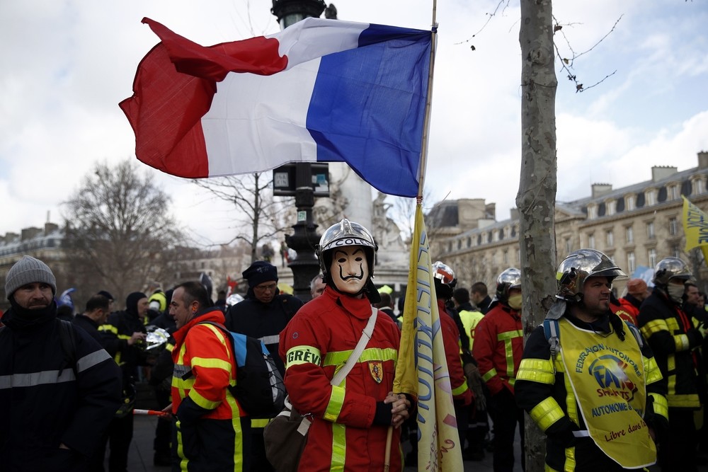 La Policía carga contra una protesta de bomberos en París