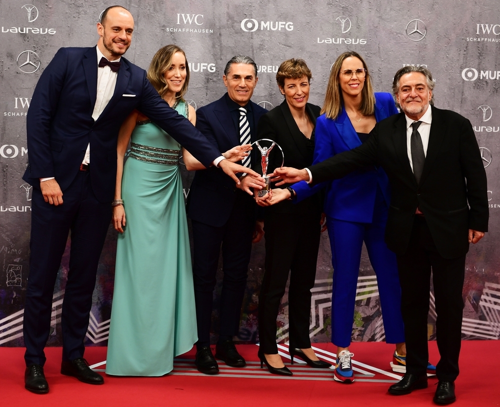 La delegación de la Selección de baloncesto español posa con el galardón honorífico Premio al Logro Extraordinario