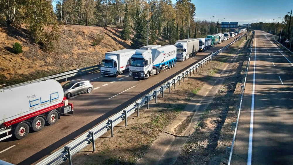 Miles de agricultores extremeños colapsan las carreteras