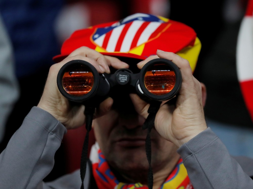 Un seguidor rojiblanco mira a través de unos prismáticos en la presentación del partido.