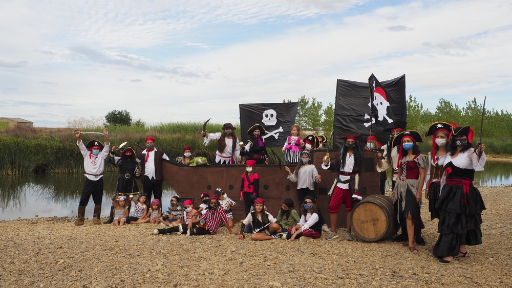 Estos simpáticos piratas del Valdavia no solo llevan sus atuendos típicos, sus banderas amenazadoras y su barril de ron, sino que además se protegen del Covid con mascarillas.  / ABIA DE LAS TORRES