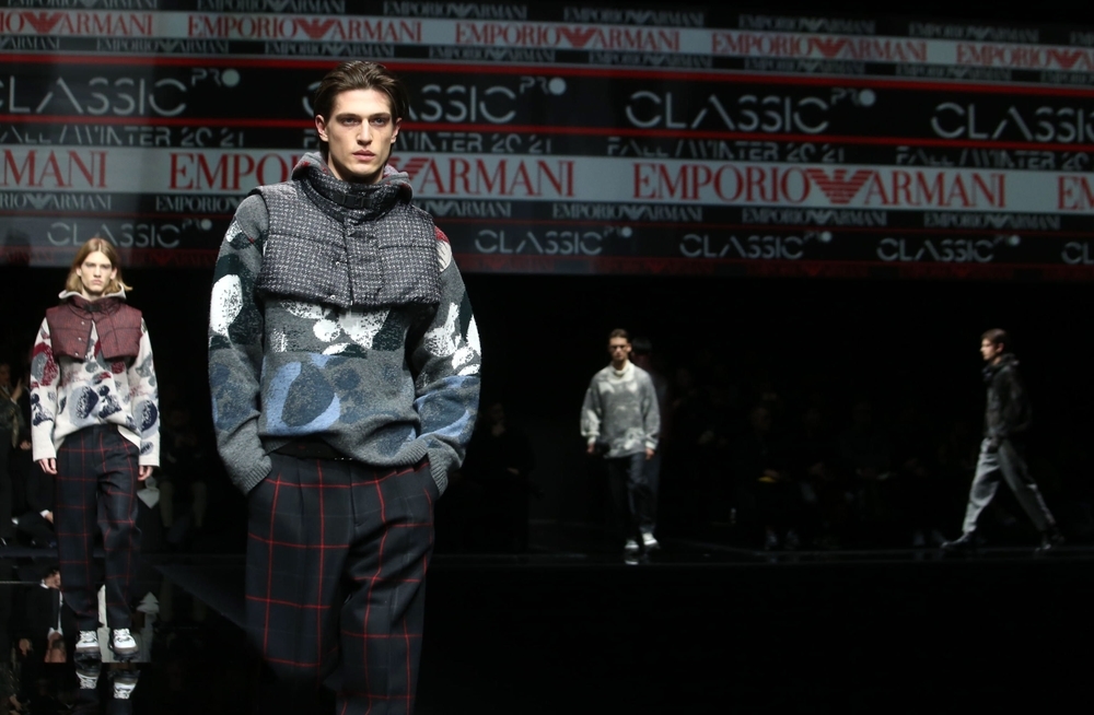 El hombre de Emporio Armani viste con maxi-plumas