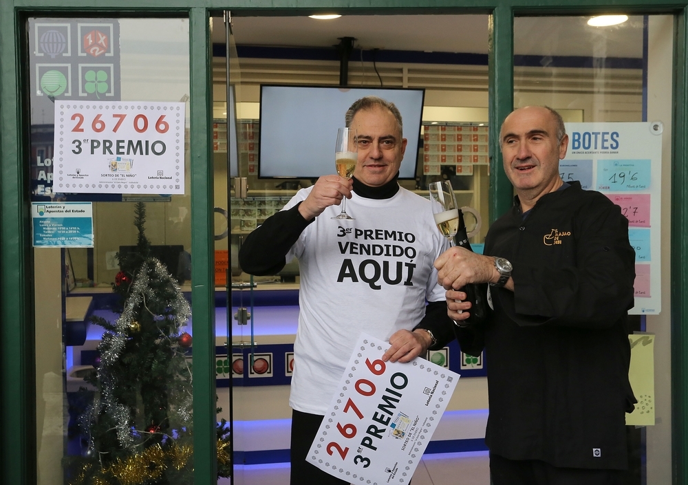 El propietario de la administración de la Plaza Mayor, 20, en Valladolid, Julio Manuel Díez, brinda tras conocer que el número 26.706 ha sido agraciado con el Tercer Premio de la Lotería de El Niño.