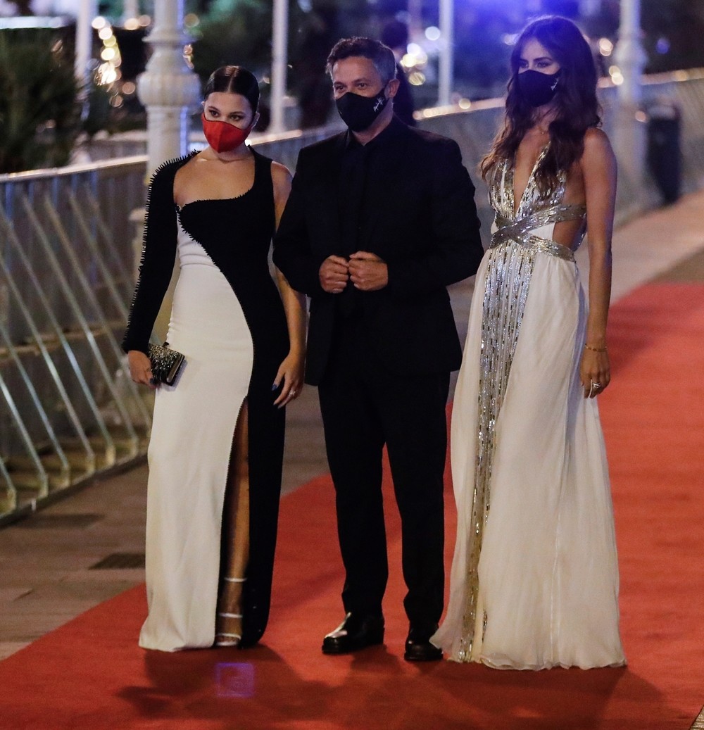 Alejandro Sanz, junto a su hija Manuela (i) y su novia, Rachel Valdés, ha hecho su primera incursión musical en el mundo del cine.