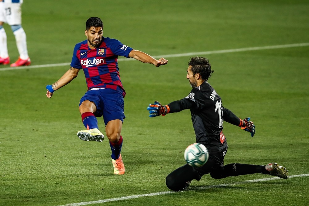Suárez le da vida al Barça y envía al Espanyol a Segunda 