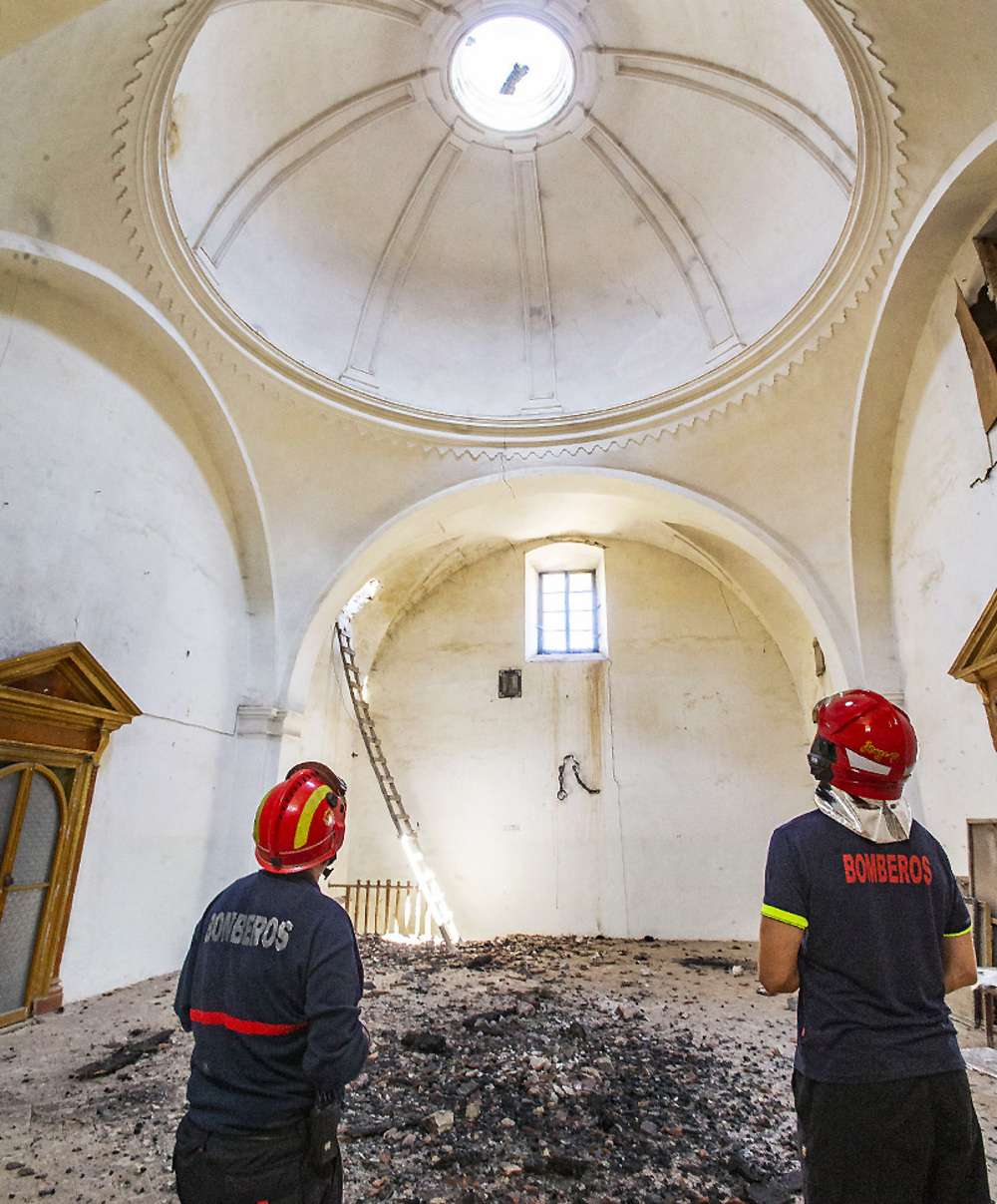 La iglesia se salva de las llamas en el incendio de Alconada