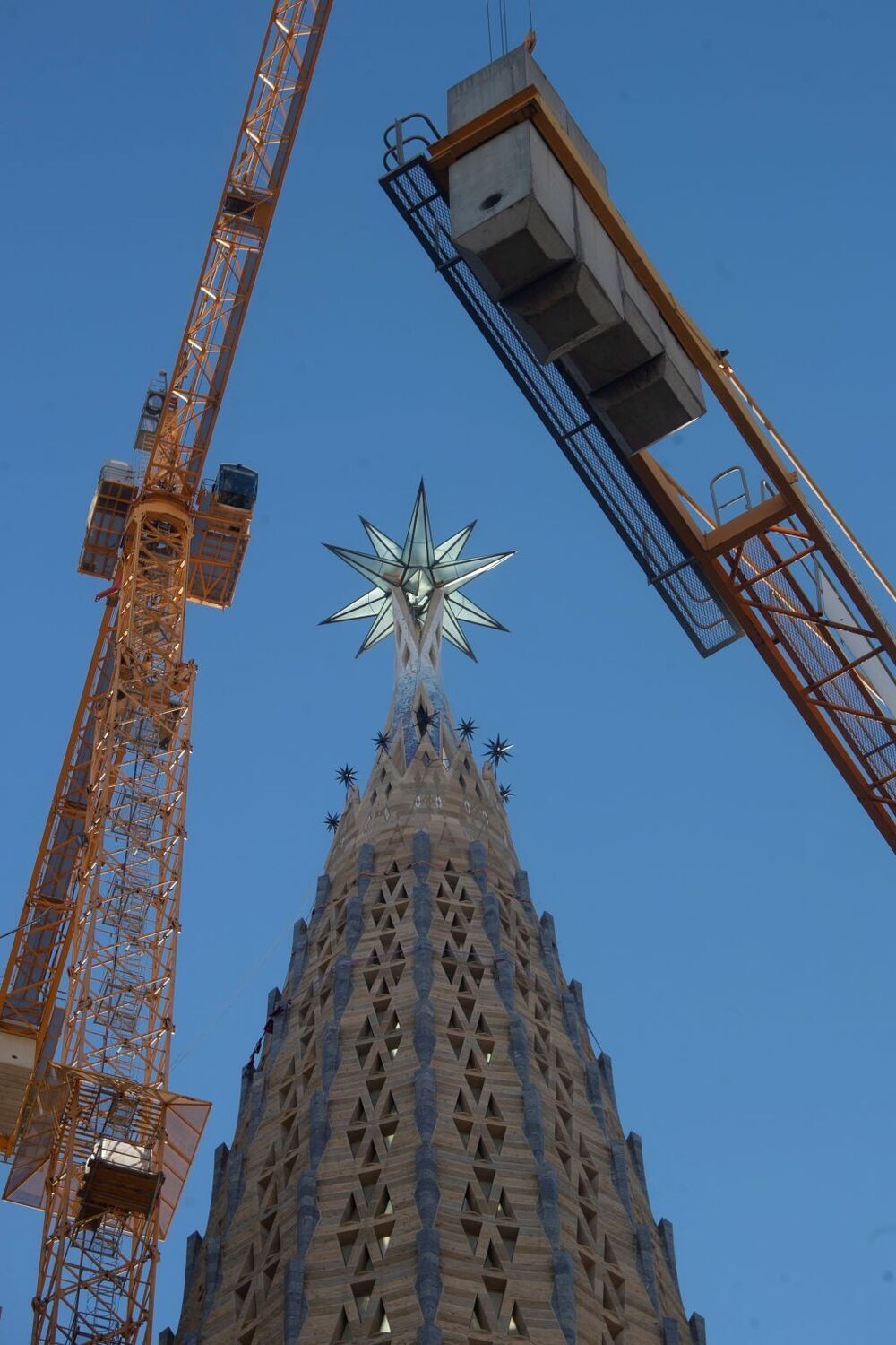 La Sagrada Familia corona la torre de María