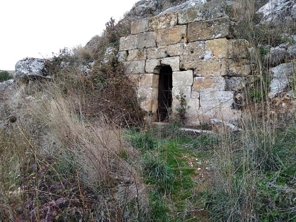 Cueva de Bernardo del Carpio: leyenda, historia y geología