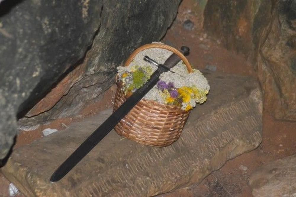 Cueva de Bernardo del Carpio: leyenda, historia y geología