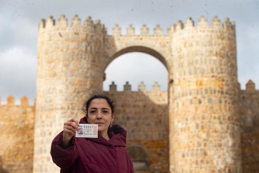 Décimo de la LoterÁ­a Nacional con la imagen del 140 aniversario del Diario Palentino. Isabel Camarero.  / DAVID CASTRO