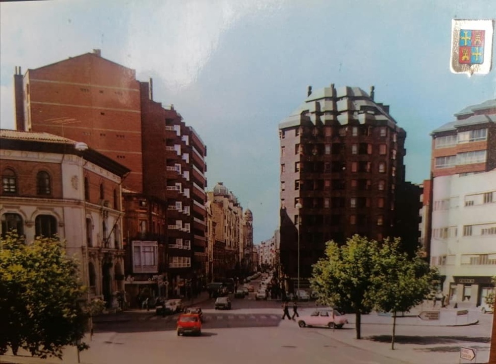 La Plaza de León en los años 70. Postal de la colección de Julio Rey