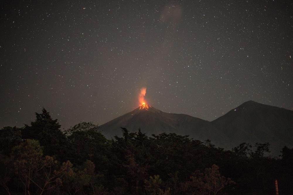 Volcán de Fuego en erupción