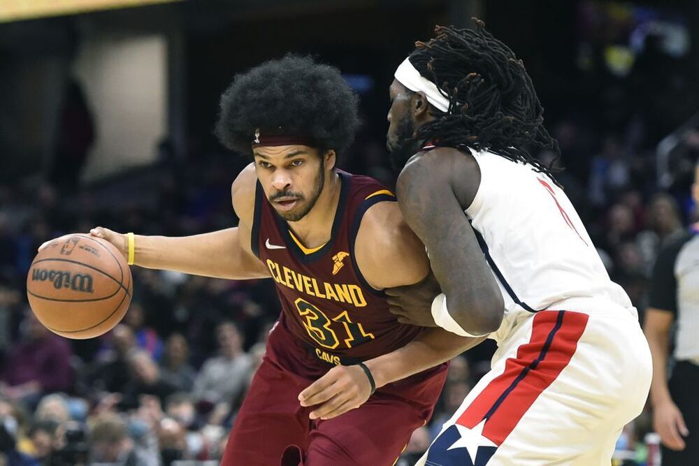 Harrel se esfuerza para impedir el ataque de Jarrett Allen.