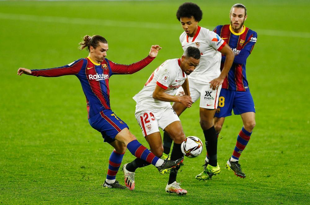 El Sevilla golpea primero y Bono amarga la noche a Messi
