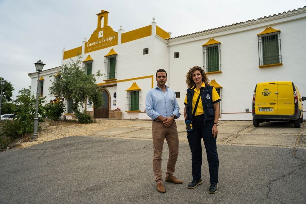 Jorge Delgado (i), empresario, utiliza Correos Cash para sus servicios financieros más básicos.