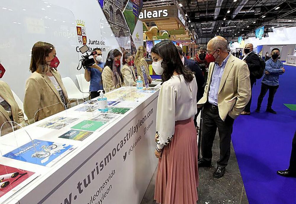 Arrimadas e Igea visitan el stand de Castilla y León.