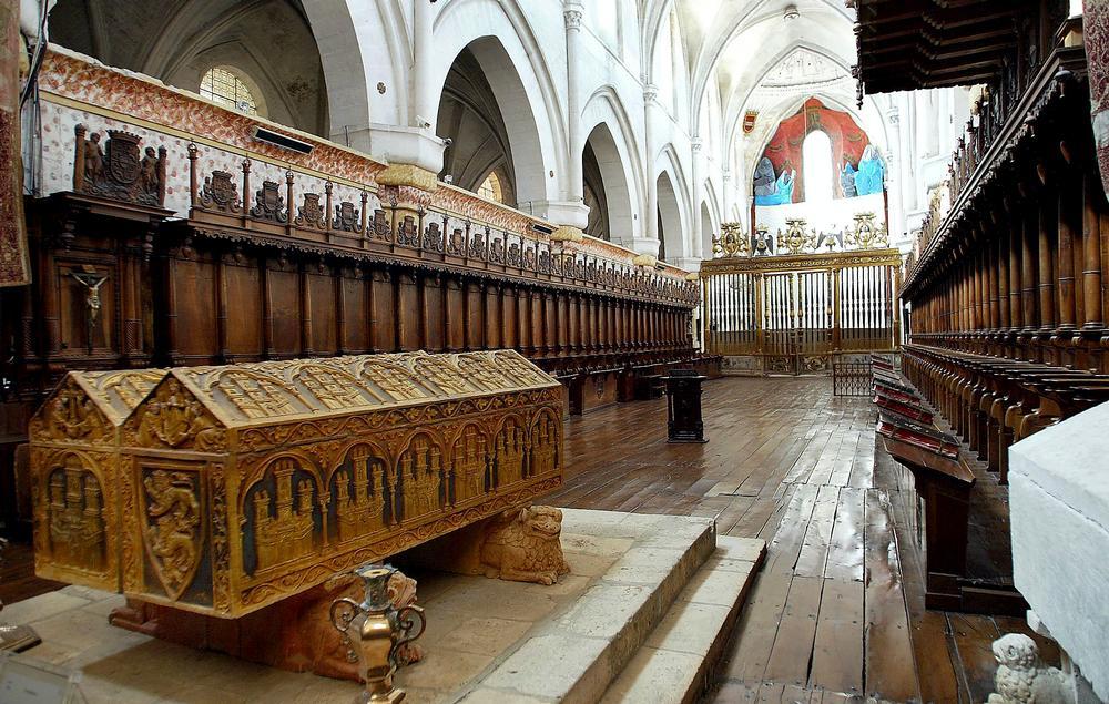Coro de la nave central  del Monasterio de Santa María la Real de Huelgas. En primer plano, sepulcros de Alfonso VIII y Leonor de Inglaterra.
