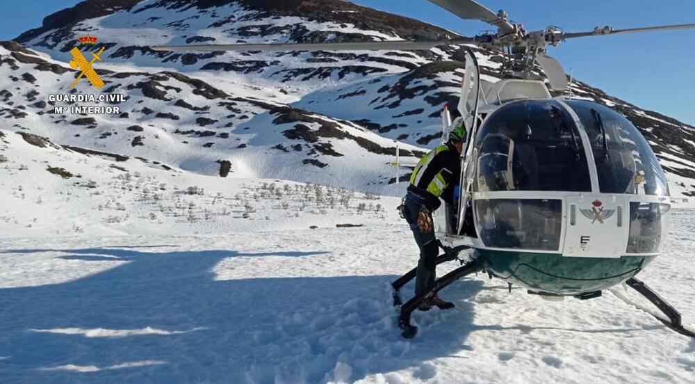 Imagen del helicóptero que actuó en el rescate del cuerpo.